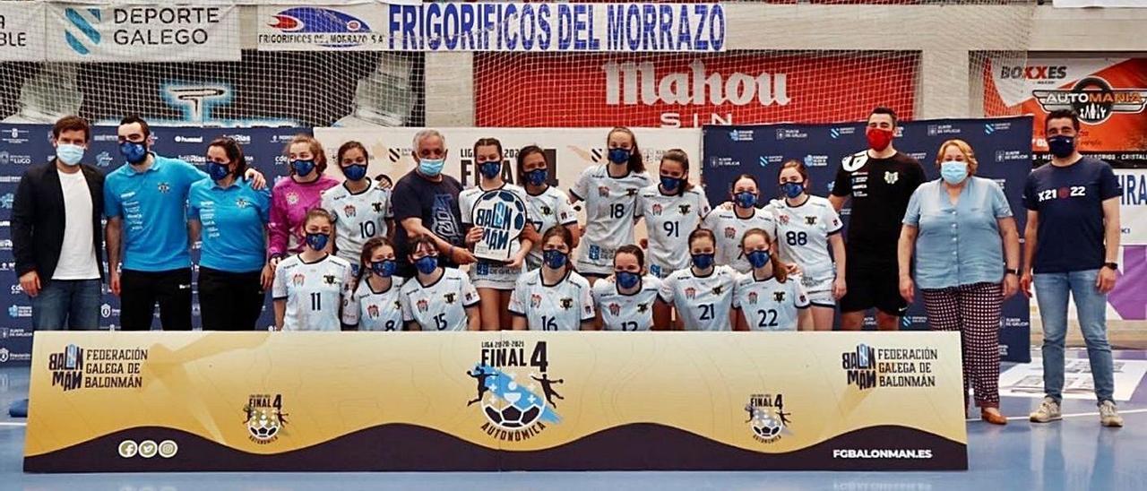 Jugadoras y técnicos del Tecnosat Cangas infantil femenino tras ganar la Final Four Oro. | // FDV