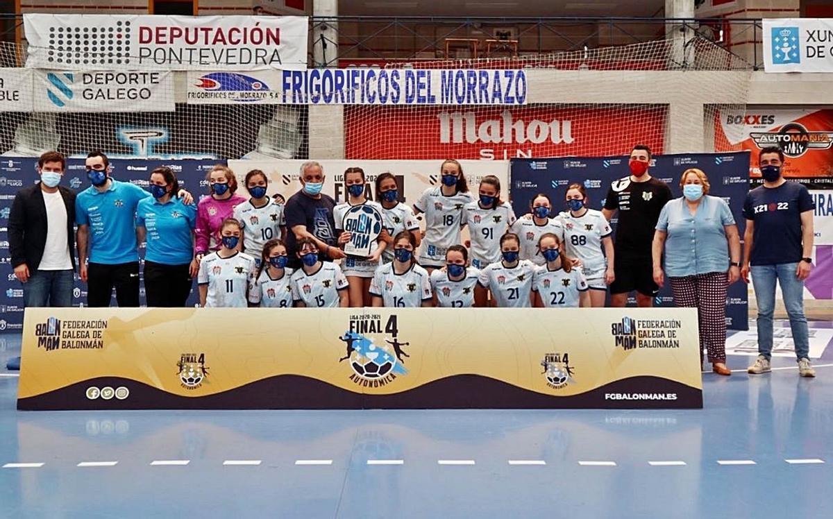 Jugadoras y técnicos del Tecnosat Cangas infantil femenino tras ganar la Final Four Oro. | // FDV