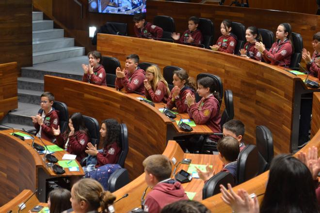 EN IMÁGENES: Sesenta alumnos asturianos se convierten en diputados por un día