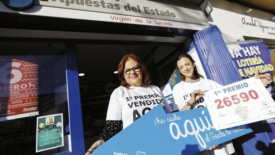 La propietaria de la administración de Las Torres (Murcia), con carteles del Gordo. // E.P.