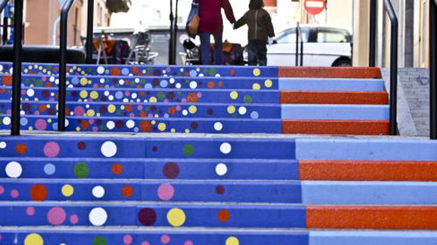 Imagen del pavimento de colores elaborado por la artista Ester García en las escalinatas de la calle Empecinado