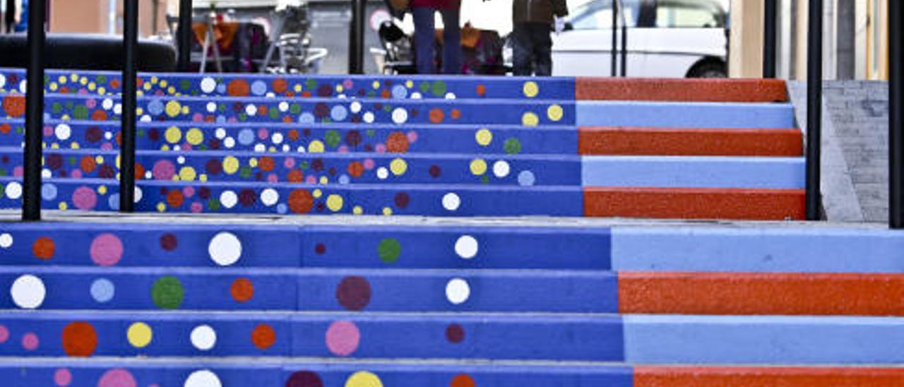 Imagen del pavimento de colores elaborado por la artista Ester García en las escalinatas de la calle Empecinado