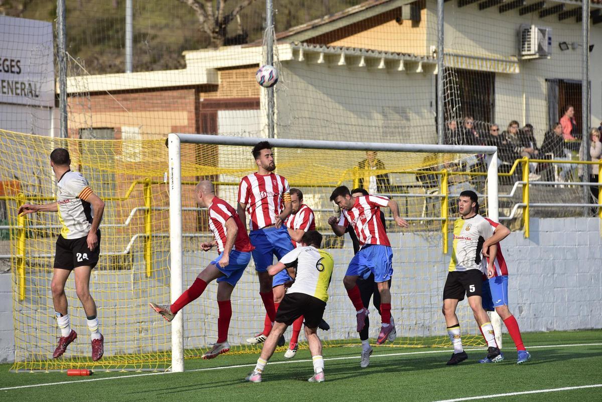 Els jugadors del Vilanova del Camí refusen un córner