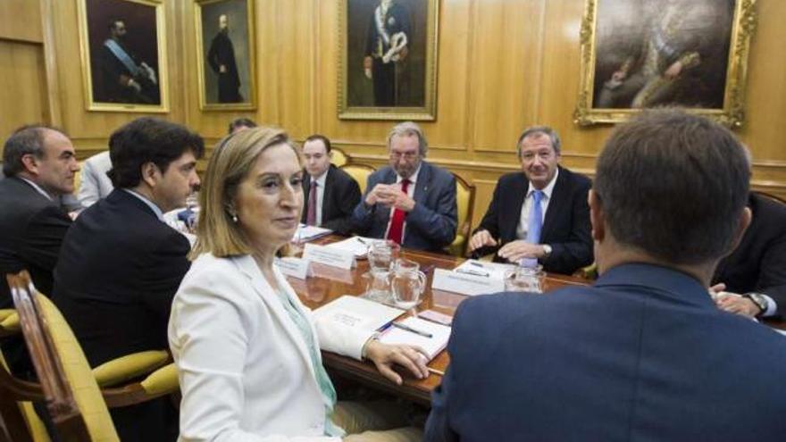 Ana Pastor, ayer en la comisión de Fomento con Íñigo Barrón sentado enfrente de ella.  // E. Naranjo/Efe