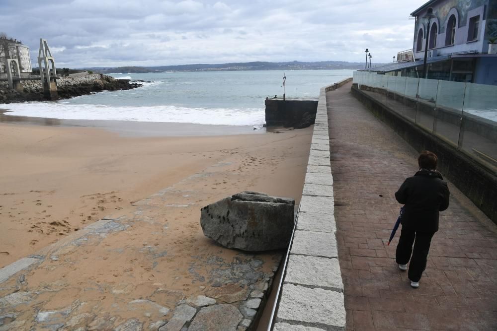 Un golpe de mar acerca al arenal coruñés la piedra en una jornada con alerta naranja decretada en el mar.