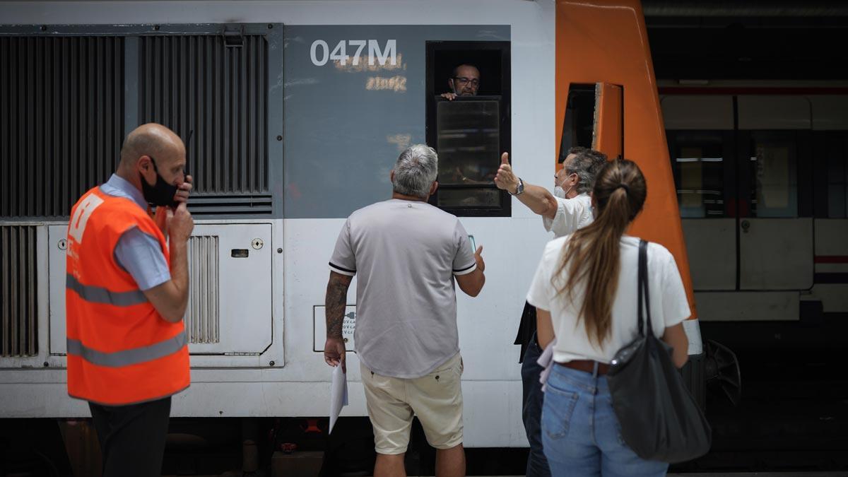 Unos pasajeros protestan a un maquinista de Renfe, durante la primera jornada de huelga, en la estación de Sants.