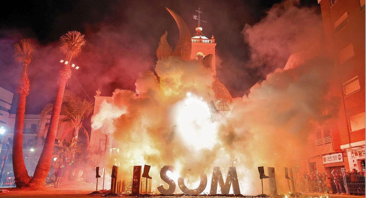 La Falla Som de l'Horta Sud en homenaje a la dana el año pasado.