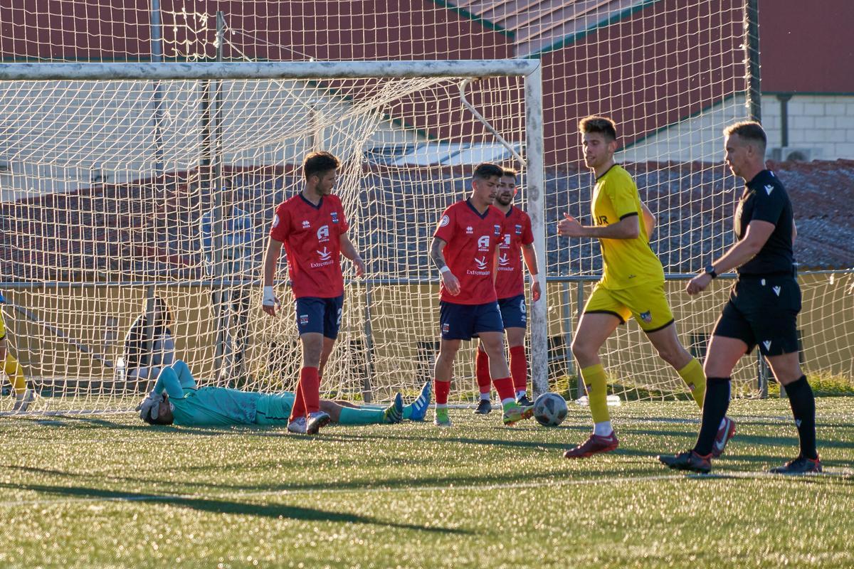 Los jugadores del Diocesano tras encajar uno de los goles del Navalcarnero.