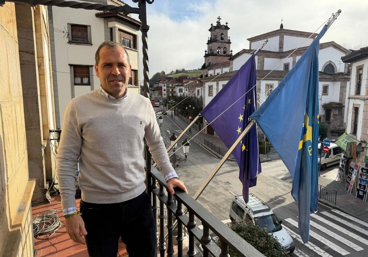 José Manuel González Castro, en el balcón del Ayuntamiento de Cangas de Onís. | RAMÓN DÍAZ