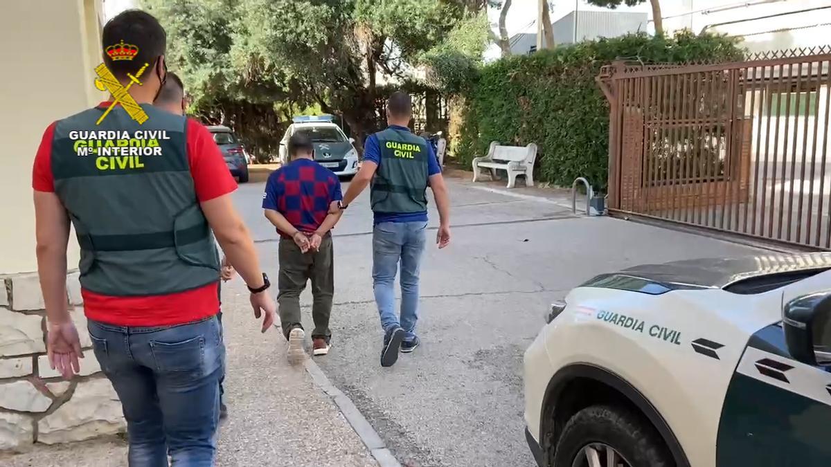 El detenido en el cuartel de la Guardia Civil de Alzira.