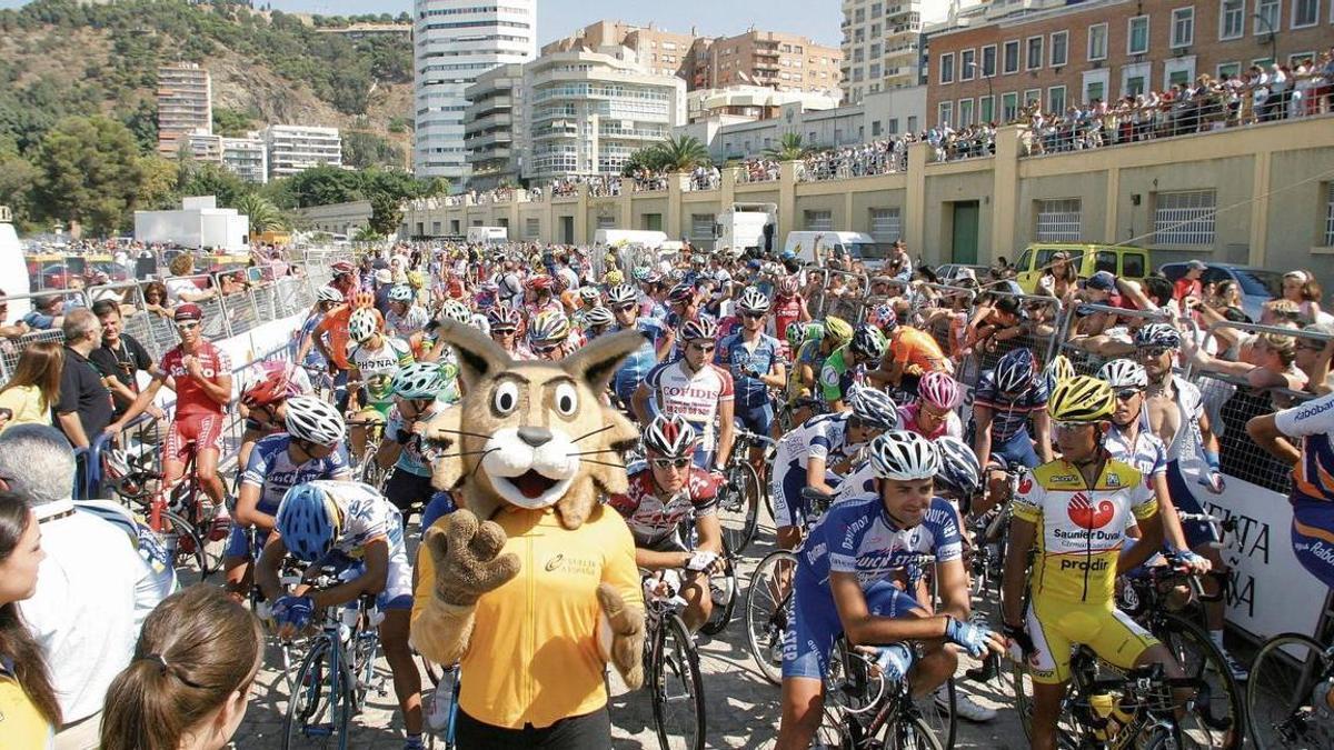 Vuelta ciclista salida desde el Puerto de Málaga.