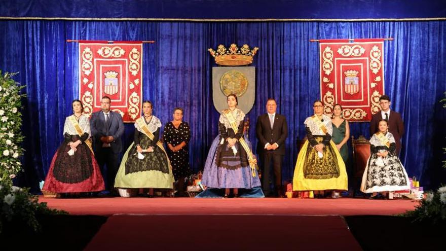 La reina de las fiestas y su corte de honor vivieron la emoción del acto de presentación, después de dos años de ausencia por la pausa de la pandemia. | MEDITERRÁNEO
