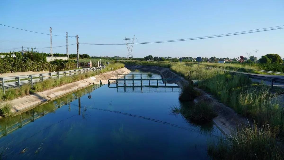 Vista del Canal Júcar-Turia a su paso por la Ribera en una imagen de archivo.