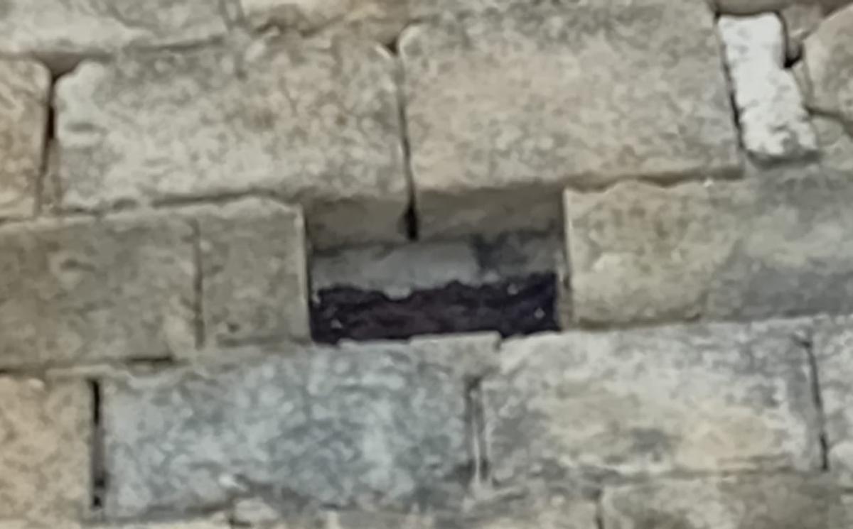 Hueco que ha dejado el sillar desprendido en la fachada de la iglesia.