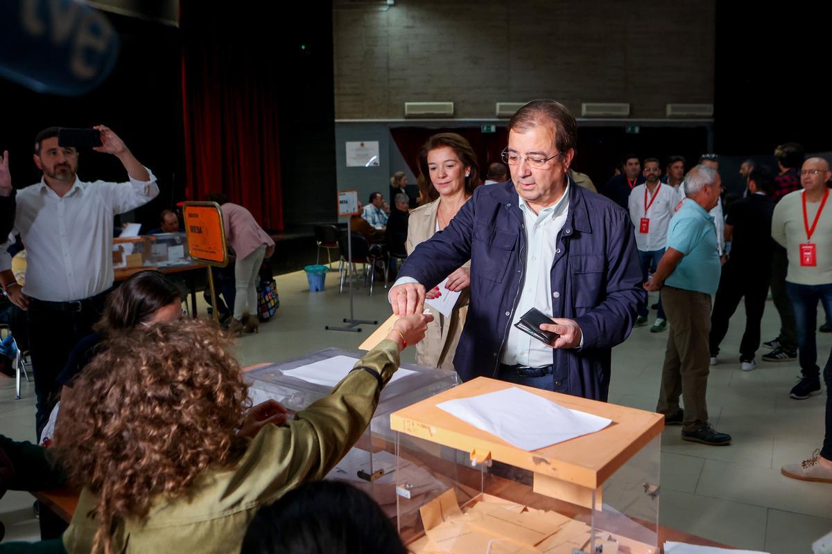 OLIVENZA (BADAJOZ), 28/05/2023.- El candidato a la presidencia de la Junta de Extremadura, Guillermo Fernández Vara, ejerce su derecho al voto este domingo en la localidad pacense de Olivenza. EFE/ Jero Morales