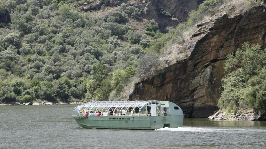 Barco turístico en Arribes del Duero