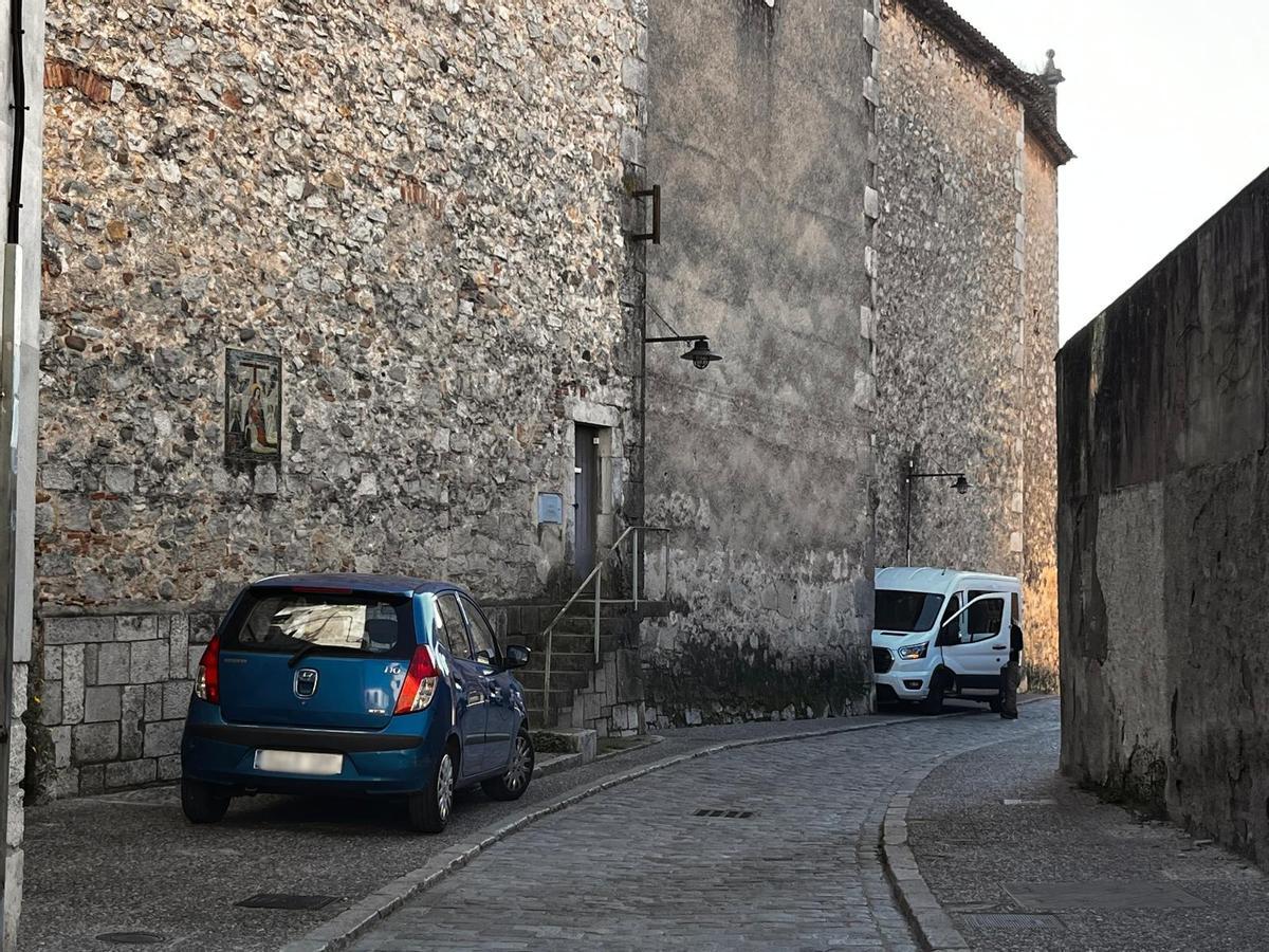 Un dels punts del Barri Vell on els veïns denuncien el pas de vehicles en direcció prohibida.