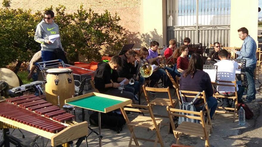 La banda de música de Benifaraig ensaya junto al cementerio por la falta de local municipal