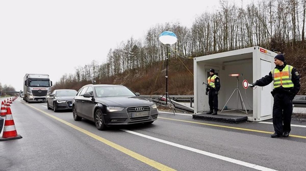 Controles policiales en la frontera alemana con Austria.