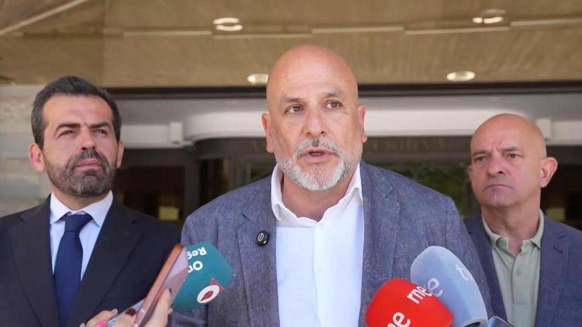 Gonzalo López Pretel flaqueado por Martínez Alpañez y Lorente