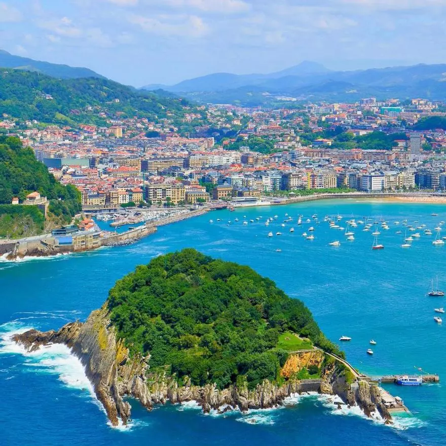La ciudad más visitada del norte de España prohíbe fumar y la música en sus playas: multas de 100 a 750 euros