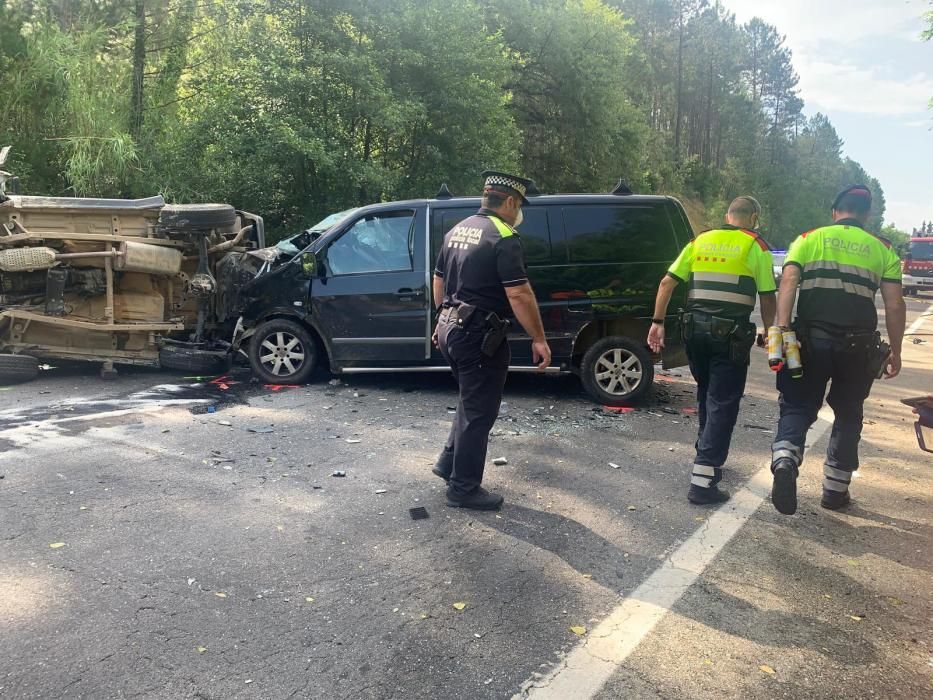 Un mort i un ferit greu en un accident de trànsit que obliga a tallar la C-63 a Anglès