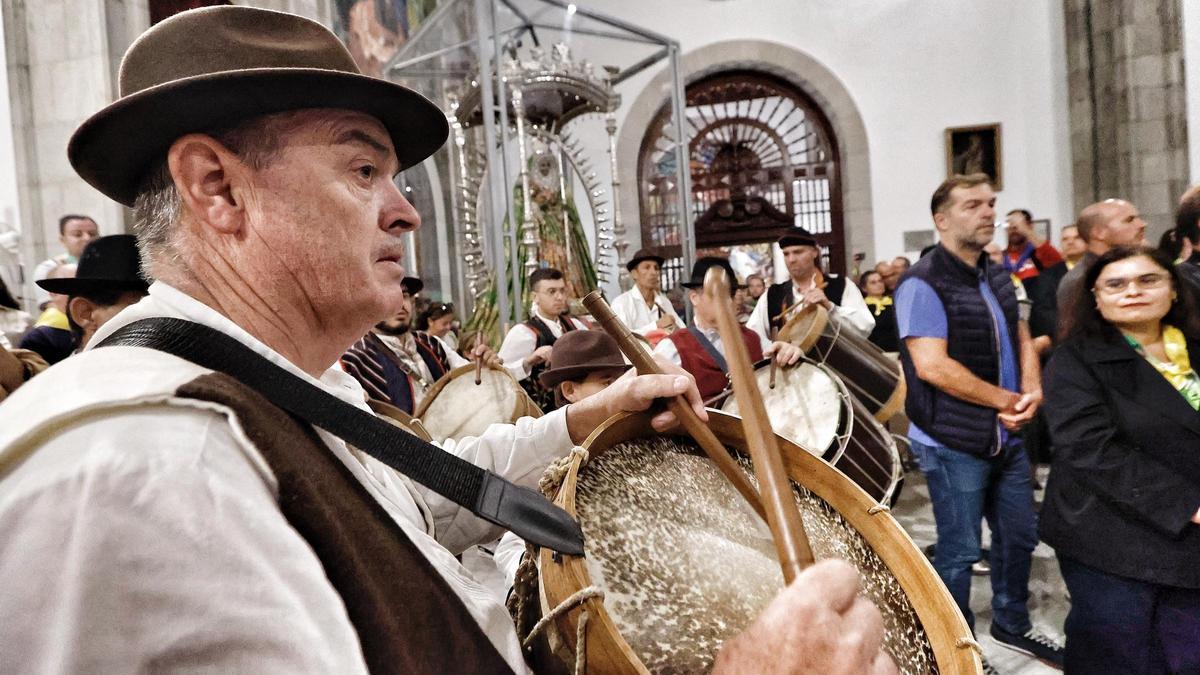 La Virgen de Candelaria abandona la Basílica para poner rumbo a Santa Cruz de Tenerife