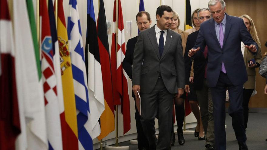 El presidente de la Junta de Andalucía, Juanma Moreno (i), junto al negociador del brexit de la Unión Europea, Michel Barnier, este lunes en Bruselas.