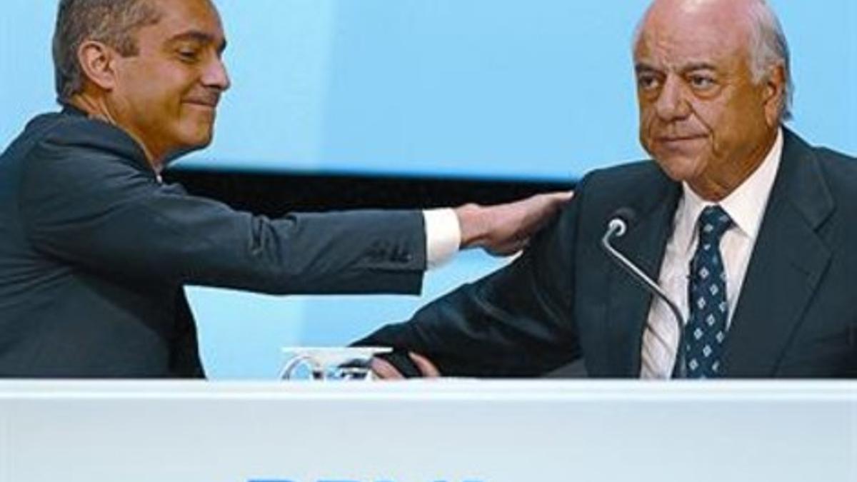 Ángel Cano, consejero delegado, y González, presidente del BBVA, ayer.