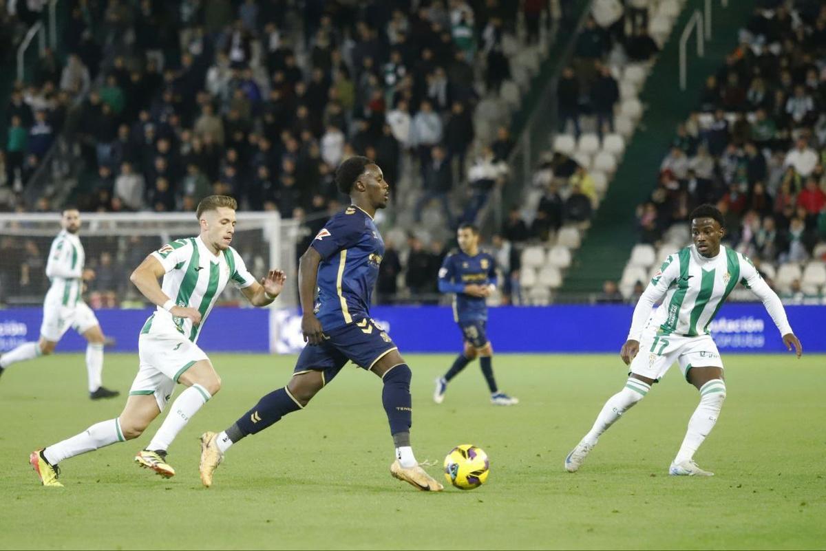 Yussi Diarra conduce el balón entre Isma Ruiz y Adilson.