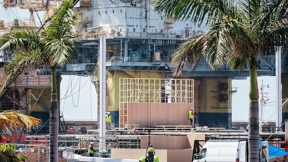 Montaje del escenario del muelle para la misa del Papa