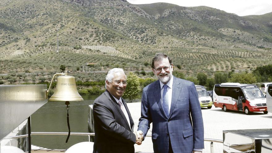 Mariano Rajoy y António Costa, ayer en el viaje por el Duero.