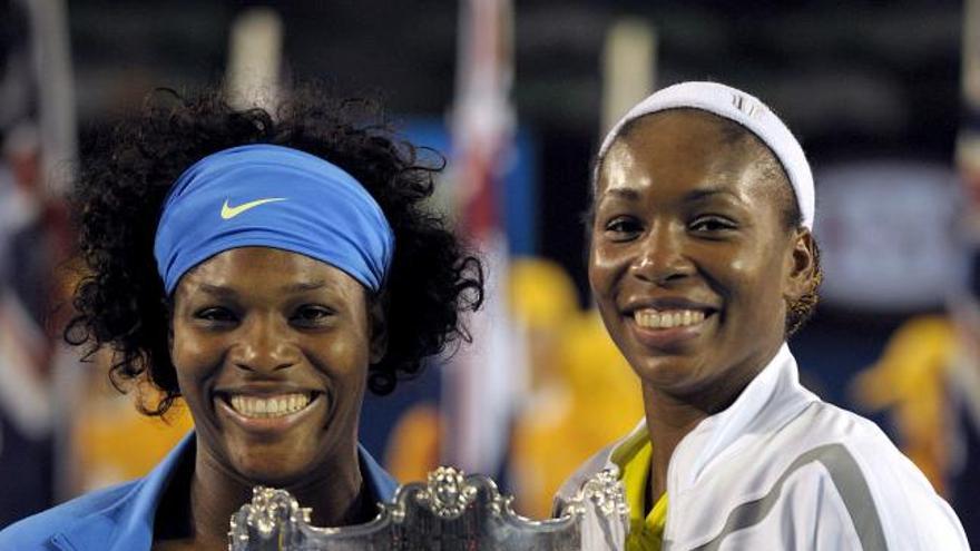 - Las tenistas estadounidenses Serena (izq) y Venus Williams posan con el trofeo tras ganar a la pareja formada por la japonesa Ai Sugiyama y la eslovaca Daniela Hantuchova en la final femenina de dobles del Abierto de Australia de tenis disputada hoy viernes 30 de enero en Melbourne (Australia). Las hermanas Williams ganaron por 6-2 y 6-2.