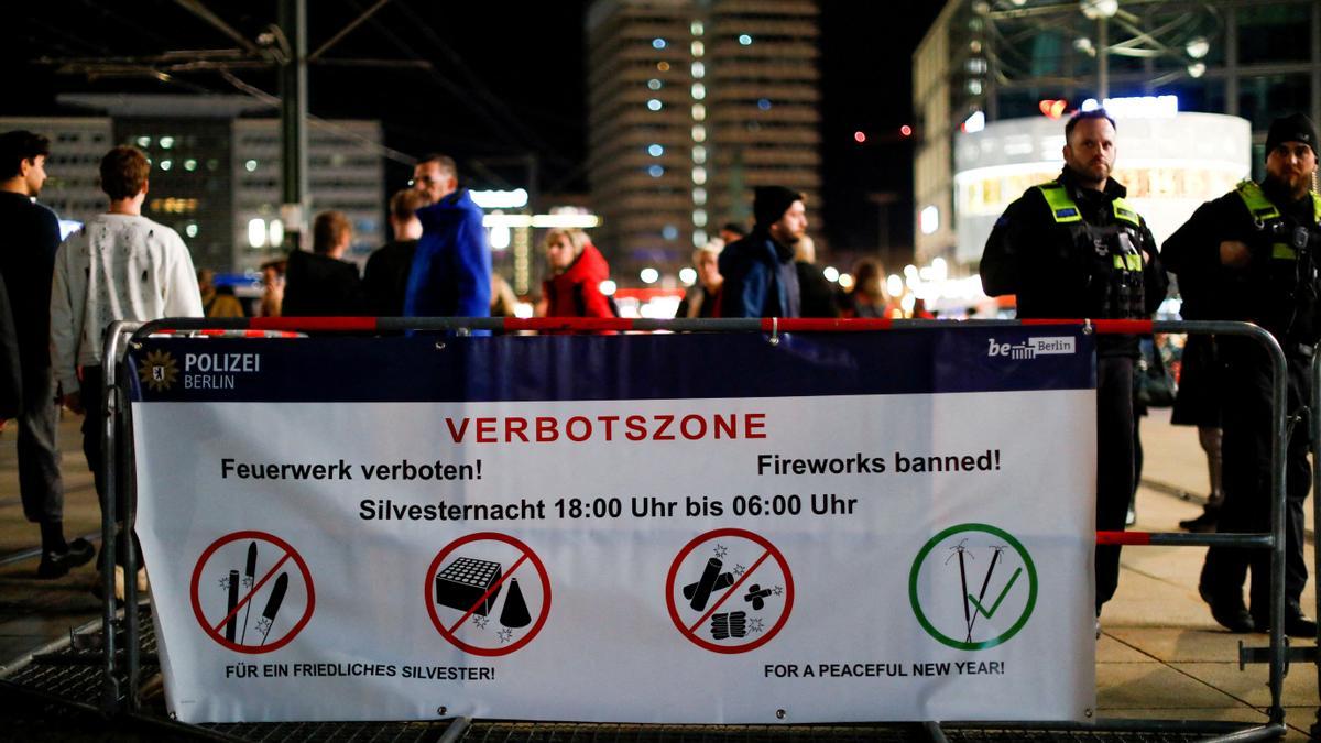 Policías patrullan la zona &quot;libre de fuegos artificiales&quot; de Berlín la noche de Fin de Año.