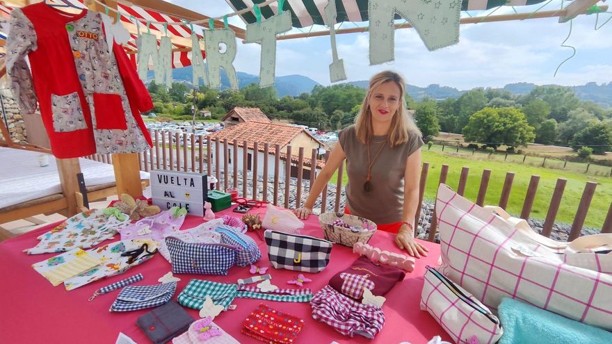 Las artesanas de Grado, creaciones únicas en la plaza Eliseo Nicolás: &quot;Con este mercado nos damos a conocer, hace ilusión que se vea lo que hacemos&quot;