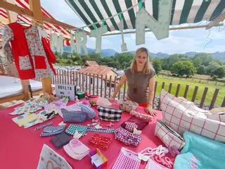 Las artesanas de Grado, creaciones únicas en la plaza Eliseo Nicolás: "Con este mercado nos damos a conocer, hace ilusión que se vea lo que hacemos"