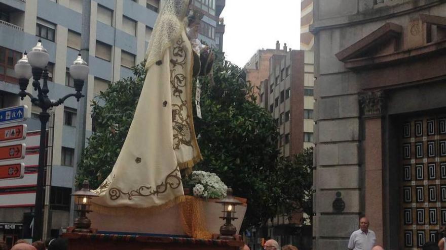 La imagen de la Virgen del Carmen sobre sus andas, acompañada de los fieles.