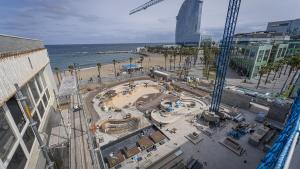 Recta final de obras en Bastian Beach, el nuevo super beach club en el barrio de la Barceloneta.