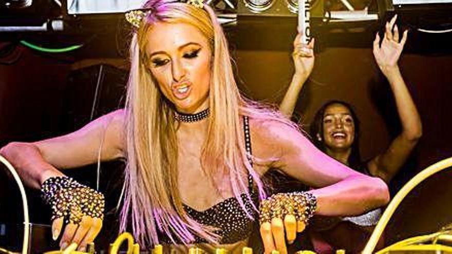 Imagen de Paris Hilton haciendo de pinchadiscos en la discoteca Amnesia.