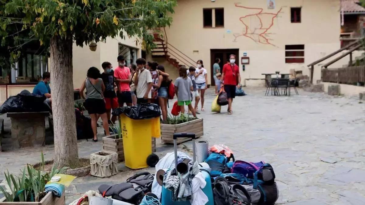Un grupo de jóvenes en una casa de colonias.