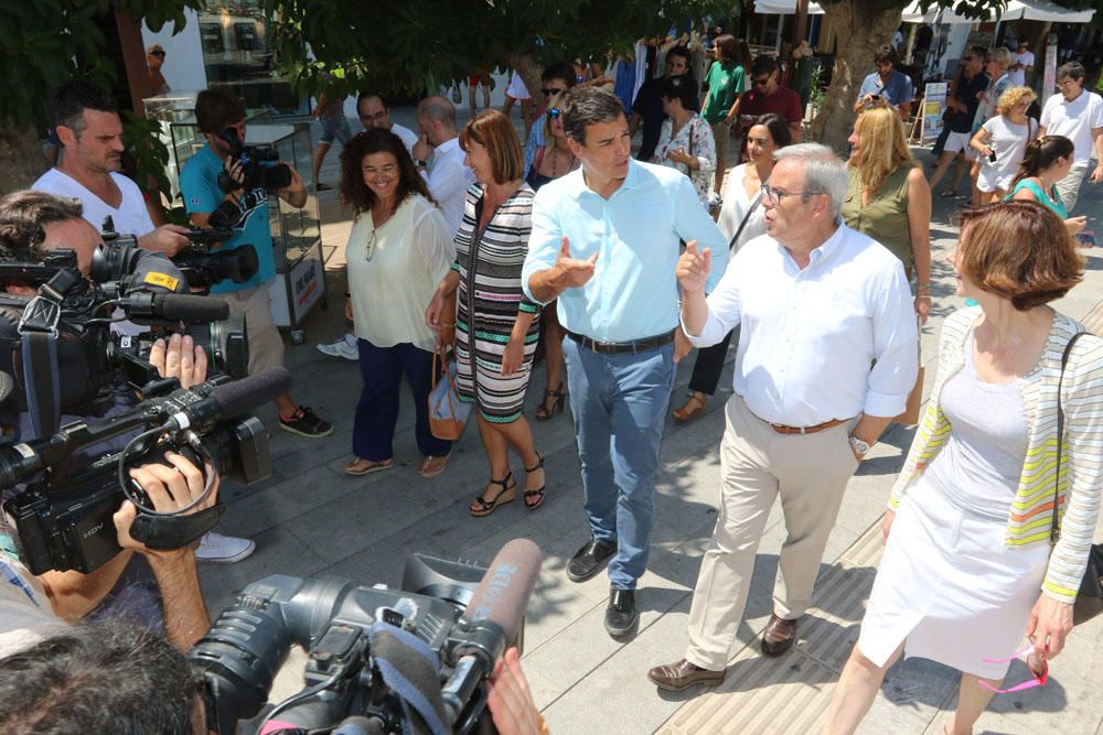 Pedro Sánchez pasea por el puerto de Ibiza