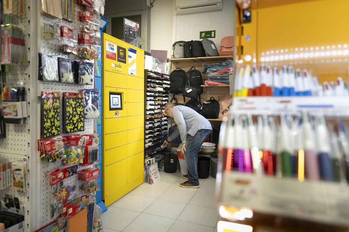 Lockers de la papelería Comercial Ici, en la calle de Espronceda, donde operan distintas marcas de reparto.
