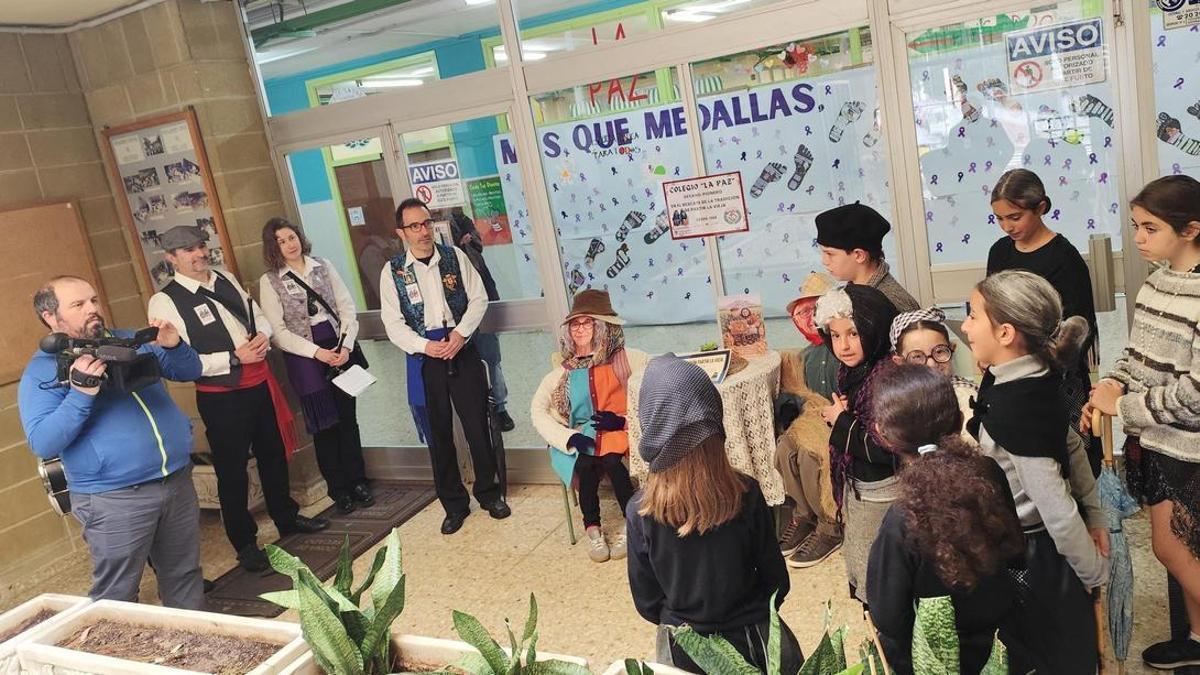 Callosa de Segura celebra el "partir la vieja" con sus viejotes