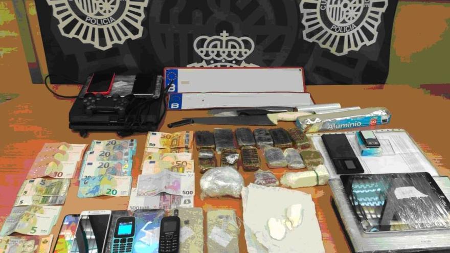 Droga, dinero y material intervenido en la operación.