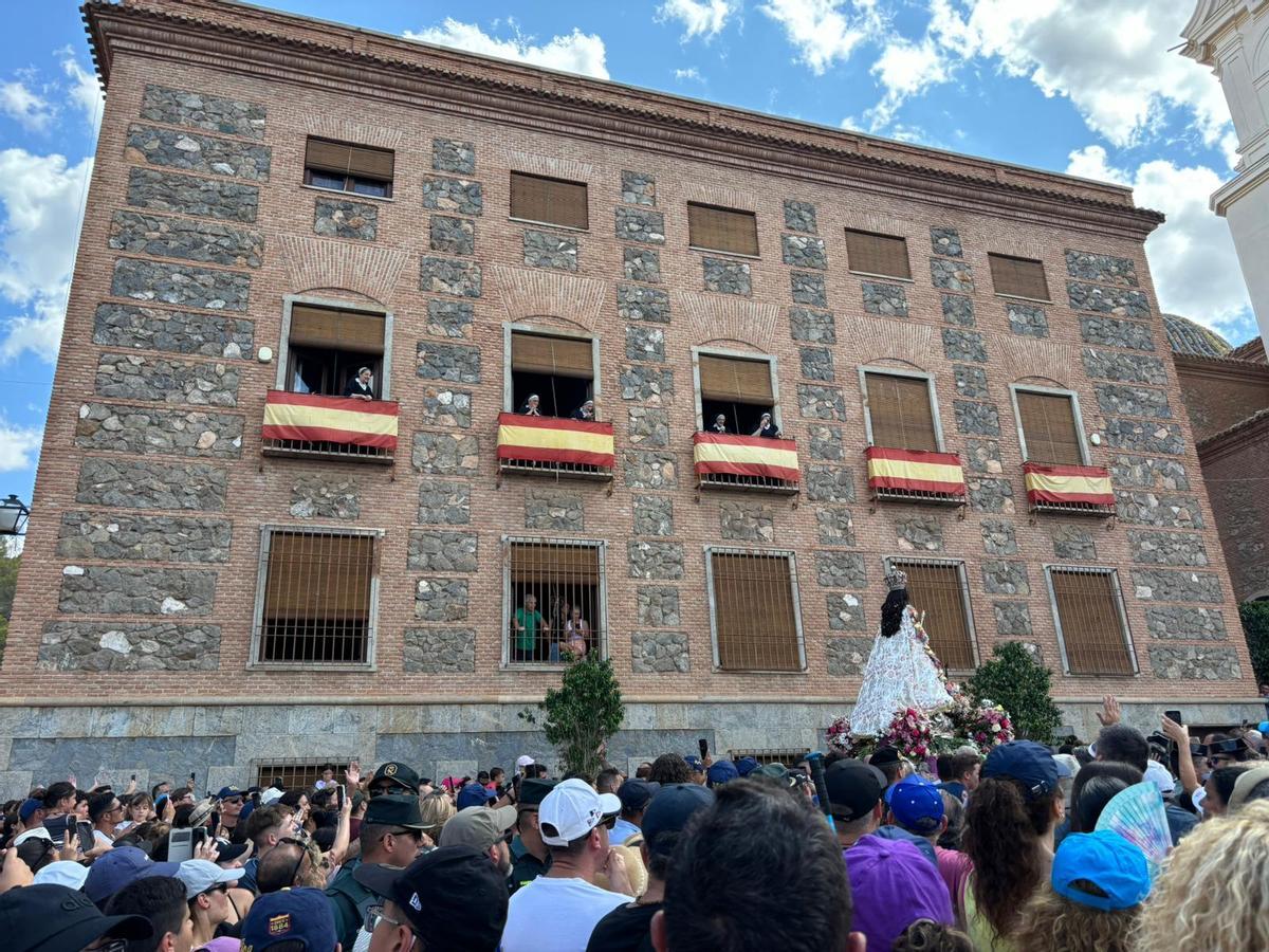 Las monjas reciben emocionadas a su Señora.