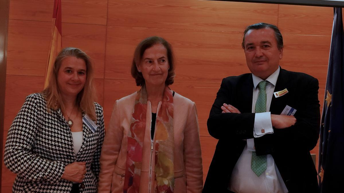 De izquierda a derecha, Natividad Calvente, directora de Asuntos Públicos de Novartis España; Cristina González del Yerro Valdés, subdirectora General de Cartera de Servicios del SNS y Fondos de Compensación, y Álvaro Hidalgo, presidente de la Fundación Weber