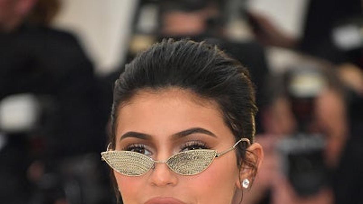 Kylie Jenner con las gafas del momento en la Gala Met