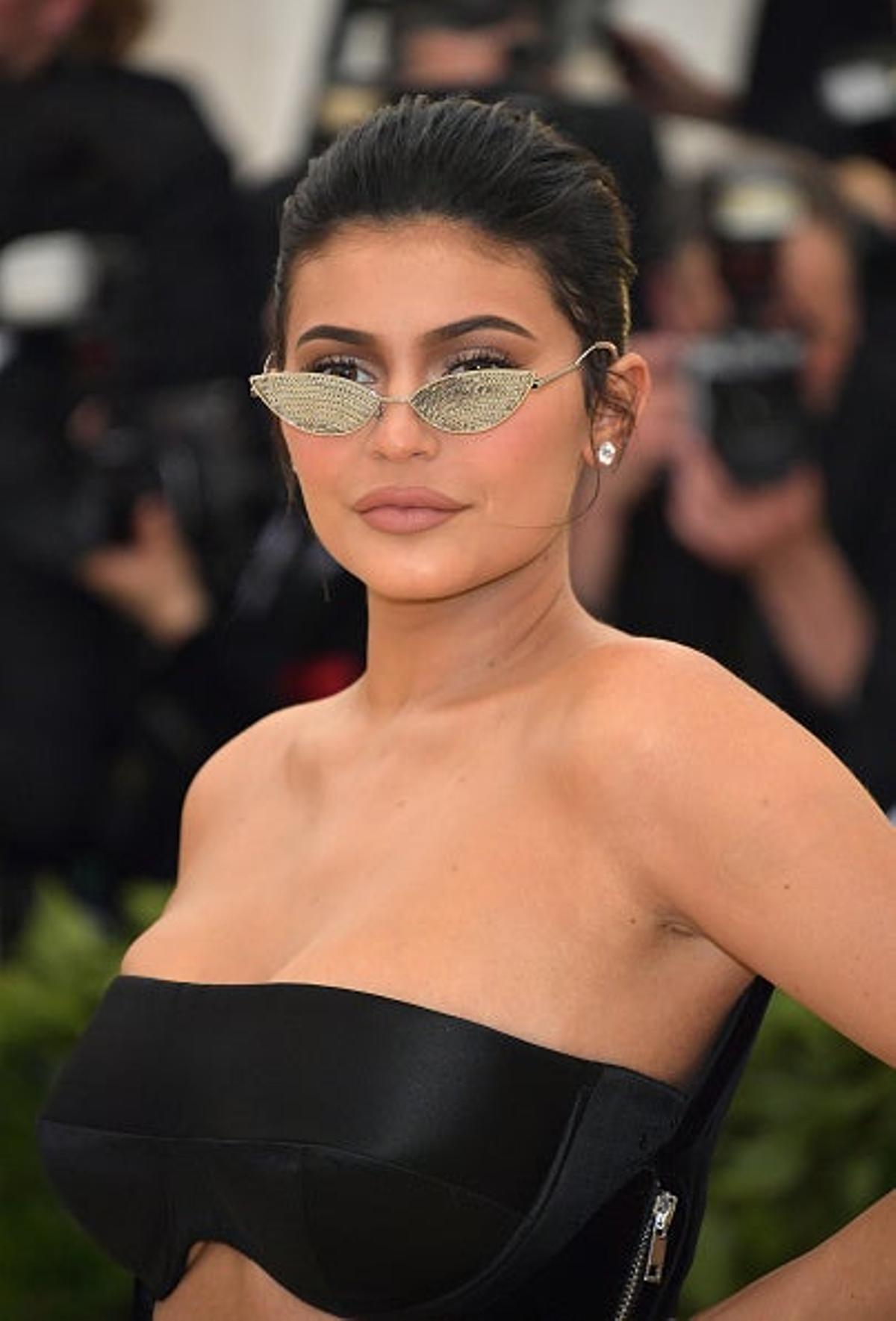 Kylie Jenner con las gafas del momento en la Gala Met