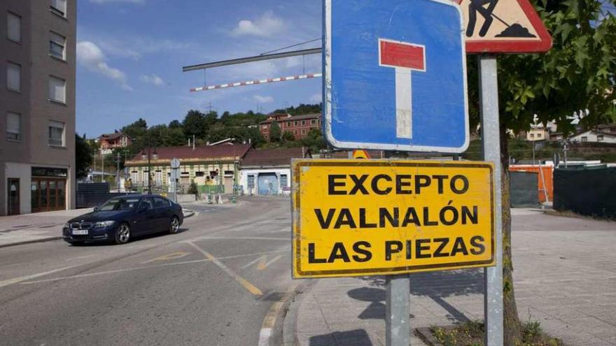 Señales que advierten a los conductores de la prohibición de circular por un tramo de la calle.