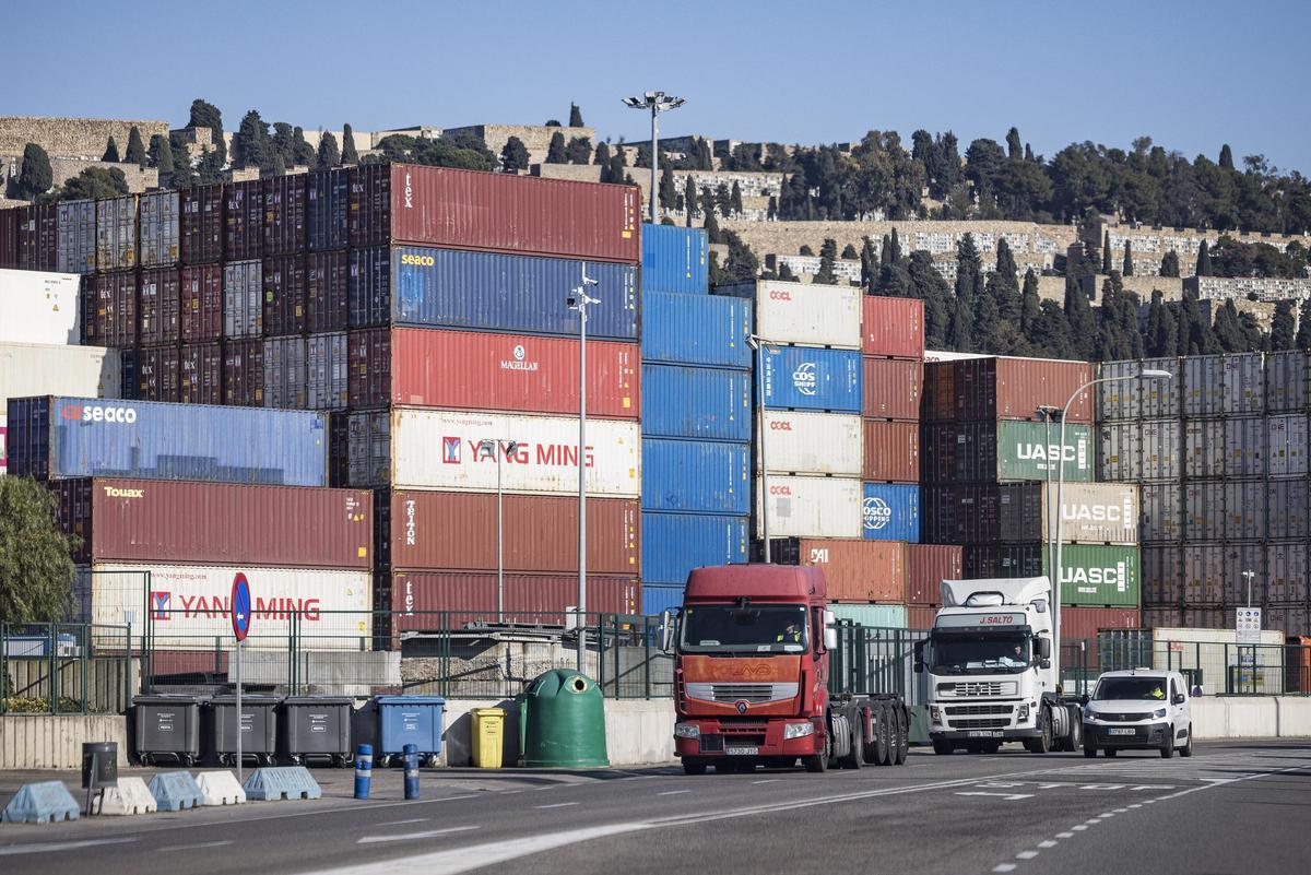 Mercaderies en contenidors i camions al Port de Barcelona